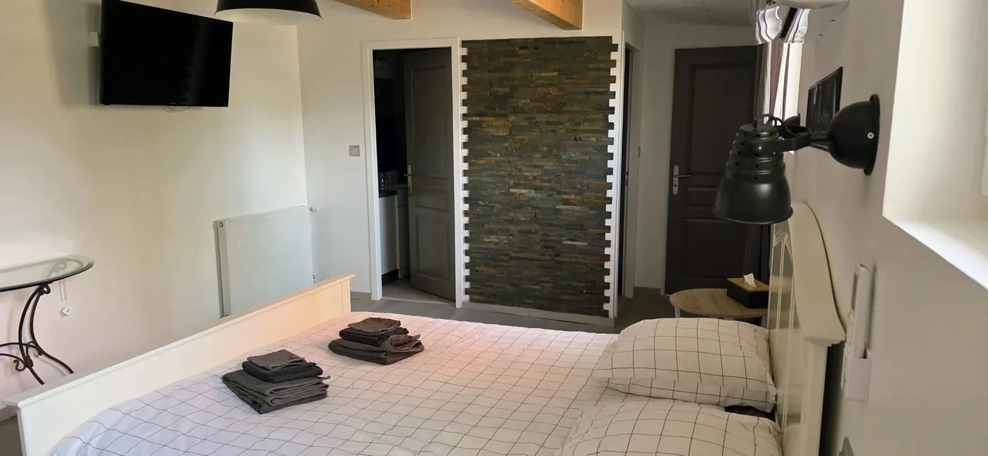 Ambiance chaleureuse d'une chambre du Clos des Meix