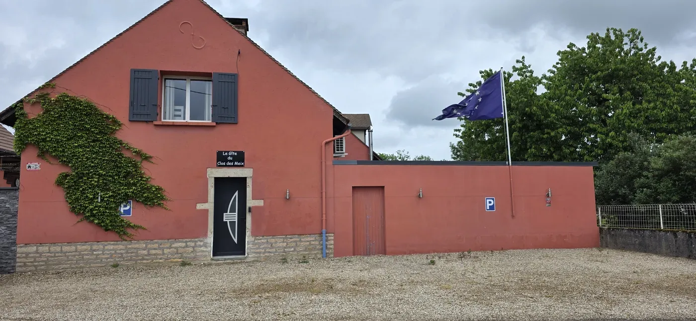 Façade terracotta et parking privatif sous surveillance vidéo du Clos des Meix
