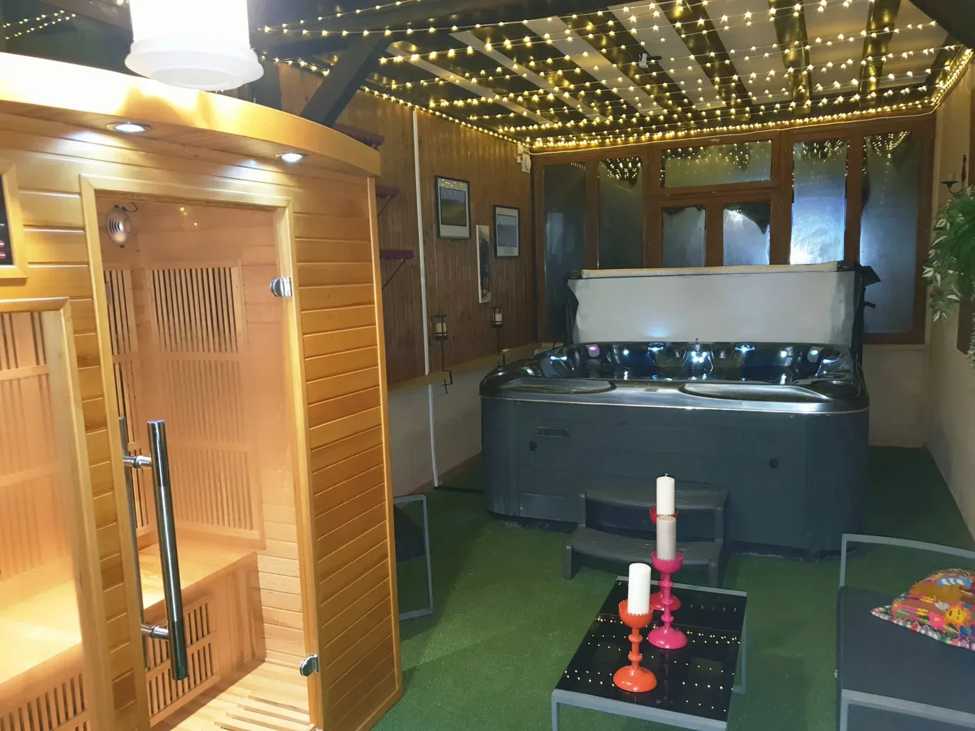 Espace bien-être et spa avec sauna et jacuzzi sous ciel étoilé au Clos des Meix
